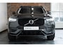 Volvo XC90 T8 Recharge AWD Ultimate Dark | Wegklapbare trekhaak | 360 Graden Camera | Getint Glas Achter | Luchtvering | Adaptieve Cruise Control | Verwarmbare Voorstoelen | Dodehoekdetectie Met Correctie | Panorama Dak | Rijstrooksensor Met Correctie | Navigatiesysteem | Keyless Entry | Verwarmbare Achterbank