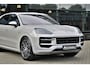 Porsche Cayenne 3.0 S E-Hybrid SportDesign 520pk Krijt Pano SoftClose Trekhaak Head-up InnoDrive Keyless 360-camera Bose