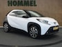 Toyota Aygo X 1.0 VVT-i MT Pulse - ORIGINEEL NEDERLANDSE AUTO - CLIMATE CONTROL - TWO TONE - APPLE CARPLAY/ANDROID AUTO - CRUISE CONTROL ADAPTIEF - LED KOPLAMPEN - EXTRA GETINT GLAS - LICHTMETALEN VELGEN 17 INCH