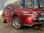 Lexus NX 300h AWD 25th Edition / Automaat / NL-Auto / 2e-Eigenaar! / Volledig Dealer-Onderhouden / Afneembare-Trekhaak / Open-Panodak / Vol-Leder / Stoelverwarming / Hout inleg / Adaptieve Cruise-Control / Climate-Control / Navi / LED / Radio-Bluetooth / PDC-Achter met Camera / 18'' LMV / ENZ.