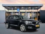 Volvo XC40 Recharge P8 AWD R-Design 78kWh | 20" | Leder | Panoramadak | 360 Camera | Harman Kardon | Elektr. verst. Stoelen | Full LED | Warmtepomp | Stoel/Stuurverwarming