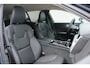 Volvo V60 T6 Plug-in hybrid AWD Essential | Adaptieve Cruise Control | Pilot Assist | Blind spot | Verwarmbaar stuurwiel | Verwarmbare voorstoelen | Verwarmbare achterbank | Lederen bekleding | Elektrische Lendensteunen | Automatisch Dimmende Spiegels | Getint Glas | 19 Inch Lichtmetalen Velgen
