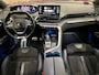 Peugeot 5008 1.2 PureTech Blue Lease GT | Focal Audio | Black Pack | 19'' Lichtmetalen velgen | Panoramadak | Adaptieve Cruise | Achteruitrijcamera | Afwijkende dakkleur | Airco (automatisch)
