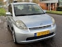 Daihatsu Sirion 2 1.3-16V Comfort 5-Drs Airco Electric pakket Audio/CD LMV 16" ABS Getint glas Colorpakket Dealeronderhoud Nw Apk!