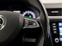 Skoda Octavia Combi 1.0 TSI Sportline Automaat (FACELIFT, APPLE CARPLAY, ADAPTIVE CRUISE CONTROL, STOELVERWARMING, SPORTSTOELEN, TREKHAAK, WITTE STIKSELS, NIEUWSTAAT)