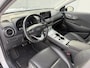 Hyundai Kona Premium 64kWh Automaat / WLTP 449 km / Fabrieksgarantie tot 04-2026 / Accu SoH 100% /  Navigatie / HUD / Stuur & Stoelverwarming / Dode hoek detectie / Apple Carplay Android / CCS / cruise control adaptief /