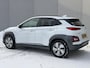 Hyundai Kona Premium 64kWh Automaat / WLTP 449 km / Fabrieksgarantie tot 04-2026 / Accu SoH 100% /  Navigatie / HUD / Stuur & Stoelverwarming / Dode hoek detectie / Apple Carplay Android / CCS / cruise control adaptief /