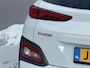 Hyundai Kona Premium 64kWh Automaat / WLTP 449 km / Fabrieksgarantie tot 04-2026 / Accu SoH 100% /  Navigatie / HUD / Stuur & Stoelverwarming / Dode hoek detectie / Apple Carplay Android / CCS / cruise control adaptief /