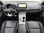 Hyundai Kona Premium 64kWh Automaat / WLTP 449 km / Fabrieksgarantie tot 04-2026 / Accu SoH 100% /  Navigatie / HUD / Stuur & Stoelverwarming / Dode hoek detectie / Apple Carplay Android / CCS / cruise control adaptief /