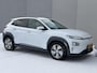 Hyundai Kona Premium 64kWh Automaat / WLTP 449 km / Fabrieksgarantie tot 04-2026 / Accu SoH 100% /  Navigatie / HUD / Stuur & Stoelverwarming / Dode hoek detectie / Apple Carplay Android / CCS / cruise control adaptief /