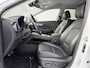 Hyundai Kona Premium 64kWh Automaat / WLTP 449 km / Fabrieksgarantie tot 04-2026 / Accu SoH 100% /  Navigatie / HUD / Stuur & Stoelverwarming / Dode hoek detectie / Apple Carplay Android / CCS / cruise control adaptief /
