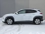 Hyundai Kona Premium 64kWh Automaat / WLTP 449 km / Fabrieksgarantie tot 04-2026 / Accu SoH 100% /  Navigatie / HUD / Stuur & Stoelverwarming / Dode hoek detectie / Apple Carplay Android / CCS / cruise control adaptief /