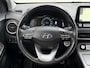 Hyundai Kona Premium 64kWh Automaat / WLTP 449 km / Fabrieksgarantie tot 04-2026 / Accu SoH 100% /  Navigatie / HUD / Stuur & Stoelverwarming / Dode hoek detectie / Apple Carplay Android / CCS / cruise control adaptief /