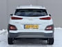 Hyundai Kona Premium 64kWh Automaat / WLTP 449 km / Fabrieksgarantie tot 04-2026 / Accu SoH 100% /  Navigatie / HUD / Stuur & Stoelverwarming / Dode hoek detectie / Apple Carplay Android / CCS / cruise control adaptief /