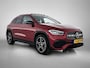 Mercedes-Benz GLA 250 e AMG Plug-In Hybride Panoramadak | 5 spaaks lichtmetalen velgen | elect. bed. Voorstoelen met memory | Trekhaak wegklapbaar | Navigatie | Parkig support met camera achter Inclusief 24 maanden Mercedes-Benz Certified garantie voor Europa.
