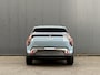 Kia EV3 Plus Advanced 81.4 kWh FROST BLUE | VEGAN LEDEREN STOELBEKLEDING | AUTO ACHTERKLEP | HARMAN KARDON SOUND SYSTEM | SCHUIF KANTEL DAK | 19 INCH LICHTMETALEN VELGEN