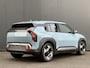 Kia EV3 Plus Advanced 81.4 kWh FROST BLUE | VEGAN LEDEREN STOELBEKLEDING | AUTO ACHTERKLEP | HARMAN KARDON SOUND SYSTEM | SCHUIF KANTEL DAK | 19 INCH LICHTMETALEN VELGEN