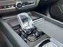 Volvo XC60 T6 Plug-in hybrid AWD Plus Black Edition | Direct Beschikbaar | Panoramadak | 360 Camera | Head-Up | Harman/Kardon | Elektrische Stoelen | Stoelverwarming