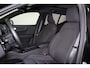 Volvo EX40 Extended Range Ultra Black Ed. 82 kWh - Panorama/schuifdak - IntelliSafe Assist & Surround - 360º Camera - Harman/Kardon audio - Verwarmde voorstoelen, stuur & achterbank - Parkeersensoren voor & achter - Elektr. bedienb. voorstoelen met geheugen links - Draadloze tel. lader - Warmtepomp - Extra getint glas - Elektr. inklapbare trekhaak - 20' LMV
