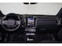 Volvo EX40 Extended Range Ultra Black Ed. 82 kWh - Panorama/schuifdak - IntelliSafe Assist & Surround - 360º Camera - Harman/Kardon audio - Verwarmde voorstoelen, stuur & achterbank - Parkeersensoren voor & achter - Elektr. bedienb. voorstoelen met geheugen links - Draadloze tel. lader - Warmtepomp - Extra getint glas - Elektr. inklapbare trekhaak - 20' LMV