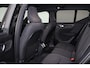Volvo EX40 Extended Range Ultra Black Ed. 82 kWh - Panorama/schuifdak - IntelliSafe Assist & Surround - 360º Camera - Harman/Kardon audio - Verwarmde voorstoelen, stuur & achterbank - Parkeersensoren voor & achter - Elektr. bedienb. voorstoelen met geheugen links - Draadloze tel. lader - Warmtepomp - Extra getint glas - Elektr. inklapbare trekhaak - 20' LMV