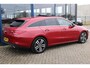 Mercedes-Benz CLA Shooting Brake 200 AUT7 Luxury Line PANORAMADAK LEDER MEMORY DISTRONIC SFEER CARPLAY KEY-LESS GO MULTIBEAM