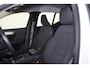 Volvo XC40 B4 Business Pro - IntelliSafe Assist & Surround - Parkeercamera achter - Verwarmde voorstoelen, stuur & achterbank - Parkeersensoren voor & achter - High Performance audio - Standkachel - Elektr. inklapbare trekhaak - 18' LMV