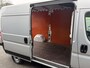 Fiat Ducato 140pk L2H2 (Trekhaak - Camera - Navigatie - Automatische Airco - Houten vloer + Zijwand panelen)
