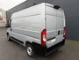 Fiat Ducato 140pk L2H2 (Trekhaak - Camera - Navigatie - Automatische Airco - Houten vloer + Zijwand panelen)