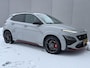 Hyundai Kona 2.0 T-GDI N Performance 280pk DCT8 / Cyber Grey / Fabrieksgarantie tot 04/2027 / Schuifdak / Dealer Onderhouden / Trekhaak / Limited Slip Diff / Adaptieve Cruise / Adaptieve Onderstel / Stoel & Stuurwielverwarming / Elektr. Stoelen / Stoelventilatie / Navigatie / Camera / Dodehoek Detectie /