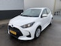 Toyota Yaris 1.5 Hybrid Active 1e eign. Nieuw geleverd, adaptieve cruise control, achteruitrij camera, navigatie Apple Carplay/Android Auto