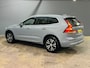 Volvo XC60 2.0 T6 Plug-in hybrid AWD Essential Edition Bright | Lederen bekleding | Adaptieve Cruise | Panoramadak | BLIS | Trekhaak | 18" Lichtmetalen velgen | Achterbank verwarmd | Achteropkomend verkeer waarschuwing | Achteruitrij assistent