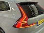Volvo XC60 2.0 T6 Plug-in hybrid AWD Essential Edition Bright | Lederen bekleding | Adaptieve Cruise | Panoramadak | BLIS | Trekhaak | 18" Lichtmetalen velgen | Achterbank verwarmd | Achteropkomend verkeer waarschuwing | Achteruitrij assistent