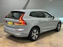 Volvo XC60 2.0 T6 Plug-in hybrid AWD Essential Edition Bright | Lederen bekleding | Adaptieve Cruise | Panoramadak | BLIS | Trekhaak | 18" Lichtmetalen velgen | Achterbank verwarmd | Achteropkomend verkeer waarschuwing | Achteruitrij assistent
