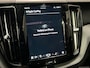 Volvo XC60 2.0 T6 Plug-in hybrid AWD Essential Edition Bright | Lederen bekleding | Adaptieve Cruise | Panoramadak | BLIS | Trekhaak | 18" Lichtmetalen velgen | Achterbank verwarmd | Achteropkomend verkeer waarschuwing | Achteruitrij assistent