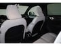 Volvo EX40 Plus Black Edition 70 kWh - Panorama/schuifdak - IntelliSafe Assist & Surround - Harman/Kardon audio - Parkeercamera achter - Verwarmde voorstoelen & stuur - Parkeersensoren voor & achter - Elektr. bedienb. voorstoelen met geheugen links - Draadloze tel. lader - Warmtepomp - Extra getint glas - 20' LMV