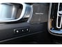 Volvo EX40 Plus Black Edition 70 kWh - Panorama/schuifdak - IntelliSafe Assist & Surround - Harman/Kardon audio - Parkeercamera achter - Verwarmde voorstoelen & stuur - Parkeersensoren voor & achter - Elektr. bedienb. voorstoelen met geheugen links - Draadloze tel. lader - Warmtepomp - Extra getint glas - 20' LMV