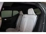 Volvo EX40 Plus Black Edition 70 kWh - Panorama/schuifdak - IntelliSafe Assist & Surround - Harman/Kardon audio - Parkeercamera achter - Verwarmde voorstoelen & stuur - Parkeersensoren voor & achter - Elektr. bedienb. voorstoelen met geheugen links - Draadloze tel. lader - Warmtepomp - Extra getint glas - 20' LMV
