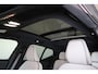 Volvo EX40 Plus Black Edition 70 kWh - Panorama/schuifdak - IntelliSafe Assist & Surround - Harman/Kardon audio - Parkeercamera achter - Verwarmde voorstoelen & stuur - Parkeersensoren voor & achter - Elektr. bedienb. voorstoelen met geheugen links - Draadloze tel. lader - Warmtepomp - Extra getint glas - 20' LMV