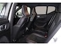 Volvo XC40 B4 R-Design - IntelliSafe Assist & Surround - Harman/Kardon audio - Adaptieve LED koplampen - Parkeercamera achter - Verwarmde voorstoelen & stuur - Parkeersensoren voor & achter - Elektr. bedienb. voorstoelen met geheugen links - Draadloze tel. lader - Extra getint glas - Elektr. inklapbare trekhaak - 19' LMV