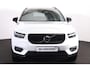 Volvo XC40 B4 R-Design - IntelliSafe Assist & Surround - Harman/Kardon audio - Adaptieve LED koplampen - Parkeercamera achter - Verwarmde voorstoelen & stuur - Parkeersensoren voor & achter - Elektr. bedienb. voorstoelen met geheugen links - Draadloze tel. lader - Extra getint glas - Elektr. inklapbare trekhaak - 19' LMV