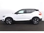 Volvo XC40 B4 R-Design - IntelliSafe Assist & Surround - Harman/Kardon audio - Adaptieve LED koplampen - Parkeercamera achter - Verwarmde voorstoelen & stuur - Parkeersensoren voor & achter - Elektr. bedienb. voorstoelen met geheugen links - Draadloze tel. lader - Extra getint glas - Elektr. inklapbare trekhaak - 19' LMV