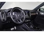 Volvo XC40 B4 R-Design - IntelliSafe Assist & Surround - Harman/Kardon audio - Adaptieve LED koplampen - Parkeercamera achter - Verwarmde voorstoelen & stuur - Parkeersensoren voor & achter - Elektr. bedienb. voorstoelen met geheugen links - Draadloze tel. lader - Extra getint glas - Elektr. inklapbare trekhaak - 19' LMV