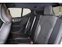 Volvo XC40 B4 R-Design - IntelliSafe Assist & Surround - Harman/Kardon audio - Adaptieve LED koplampen - Parkeercamera achter - Verwarmde voorstoelen & stuur - Parkeersensoren voor & achter - Elektr. bedienb. voorstoelen met geheugen links - Draadloze tel. lader - Extra getint glas - Elektr. inklapbare trekhaak - 19' LMV