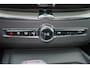 Volvo XC60 T6 Recharge AWD Plus Dark - Panorama/schuifdak - IntelliSafe Assist & Surround - Harman/Kardon audio - Parkeercamera achter - Verwarmde voorstoelen, stuur & achterbank - Parkeersensoren voor & achter - Elektr. bedienb. voorstoelen met geheugen - Draadloze tel. lader - Elektr. inklapbare trekhaak - 21' LMV