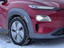 Hyundai Kona Electric EV Premium 64 kWh Automaat / NL auto / Accu SoH 100% / Batterijgarantie 8 jaar 160.000 km / Dealer onderhouden / WLTP 484 km / Warmtepomp / Leder / Navigatie / HUD / Krell audio / Stuur- en stoelverwarming / Stoelventilatie /