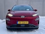 Hyundai Kona Electric EV Premium 64 kWh Automaat / NL auto / Accu SoH 100% / Batterijgarantie 8 jaar 160.000 km / Dealer onderhouden / WLTP 484 km / Warmtepomp / Leder / Navigatie / HUD / Krell audio / Stuur- en stoelverwarming / Stoelventilatie /