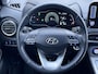 Hyundai Kona Electric EV Premium 64 kWh Automaat / NL auto / Accu SoH 100% / Batterijgarantie 8 jaar 160.000 km / Dealer onderhouden / WLTP 484 km / Warmtepomp / Leder / Navigatie / HUD / Krell audio / Stuur- en stoelverwarming / Stoelventilatie /