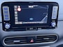 Hyundai Kona Electric EV Premium 64 kWh Automaat / NL auto / Accu SoH 100% / Batterijgarantie 8 jaar 160.000 km / Dealer onderhouden / WLTP 484 km / Warmtepomp / Leder / Navigatie / HUD / Krell audio / Stuur- en stoelverwarming / Stoelventilatie /