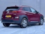 Hyundai Kona Electric EV Premium 64 kWh Automaat / NL auto / Accu SoH 100% / Batterijgarantie 8 jaar 160.000 km / Dealer onderhouden / WLTP 484 km / Warmtepomp / Leder / Navigatie / HUD / Krell audio / Stuur- en stoelverwarming / Stoelventilatie /